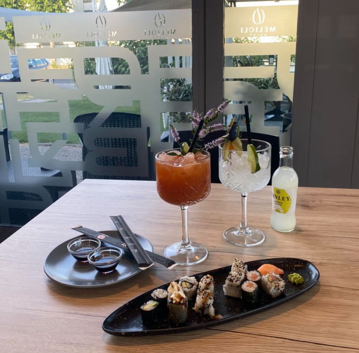 Sushi e cocktail serviti al tavolo durante l'Aperitivo Sushi di Bar Code