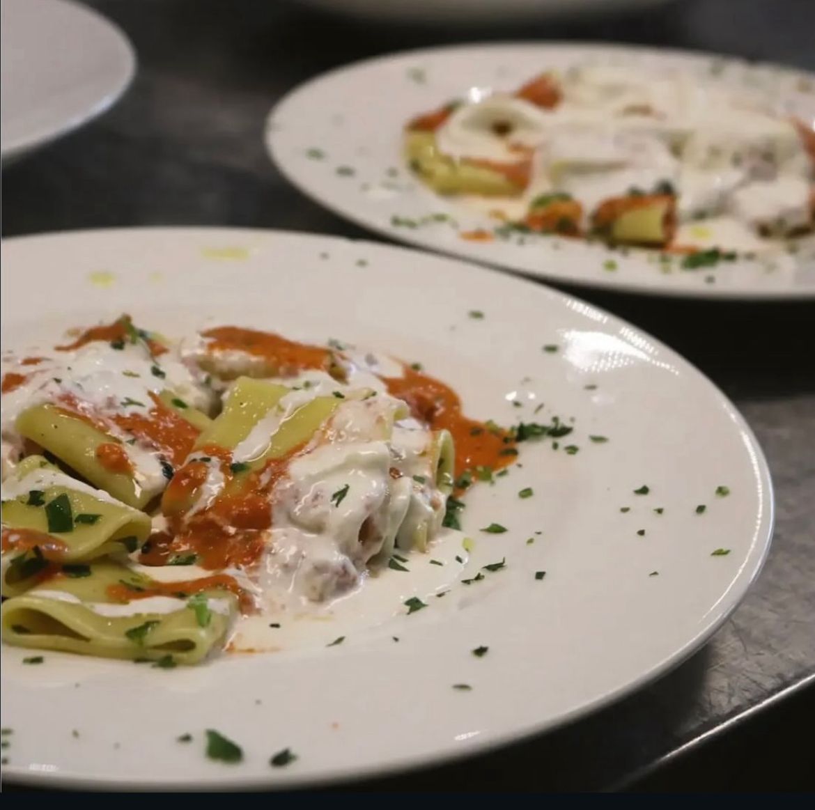 Paccheri alla panna serviti in tavola