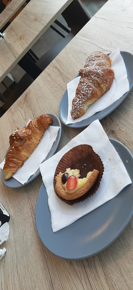 Colazione con brioche e caffè al bancone di Bar Code