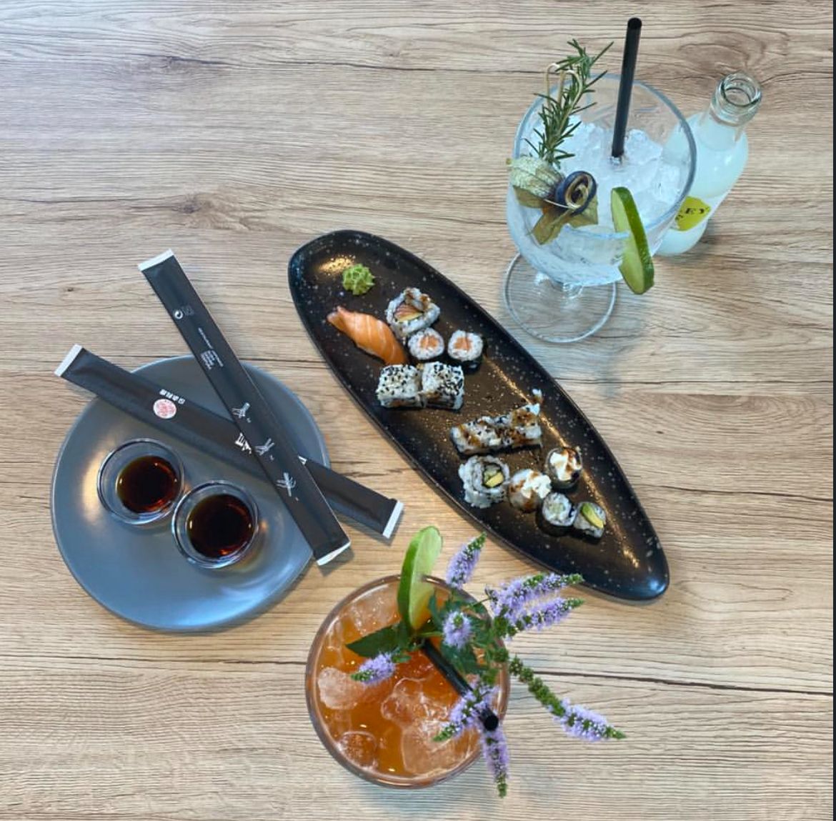 Vassoio di sushi con cocktail sul tavolo di Bar Code