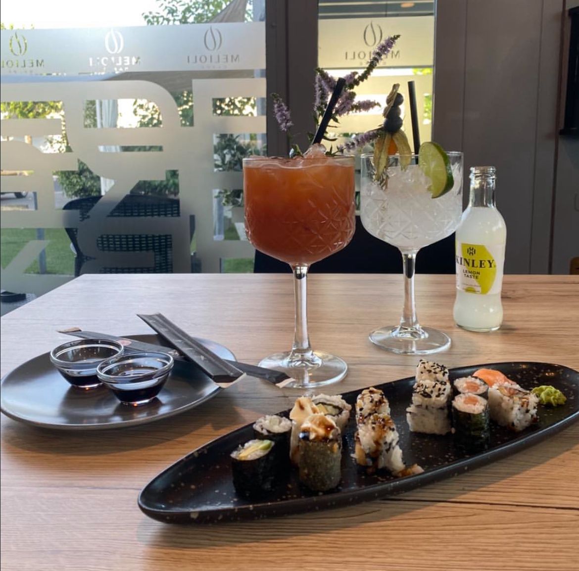 Cocktail e sushi serviti per l'aperitivo