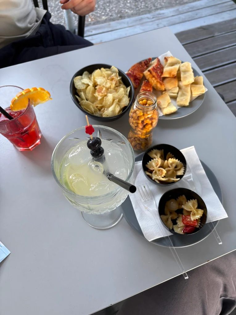 Tavoli all'aperto per l'aperitivo di Bar Code
