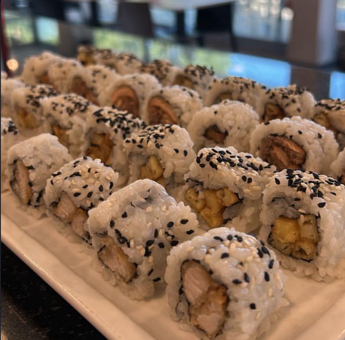 Uramaki con sesamo su vassoio, preparati per l'Aperitivo Sushi