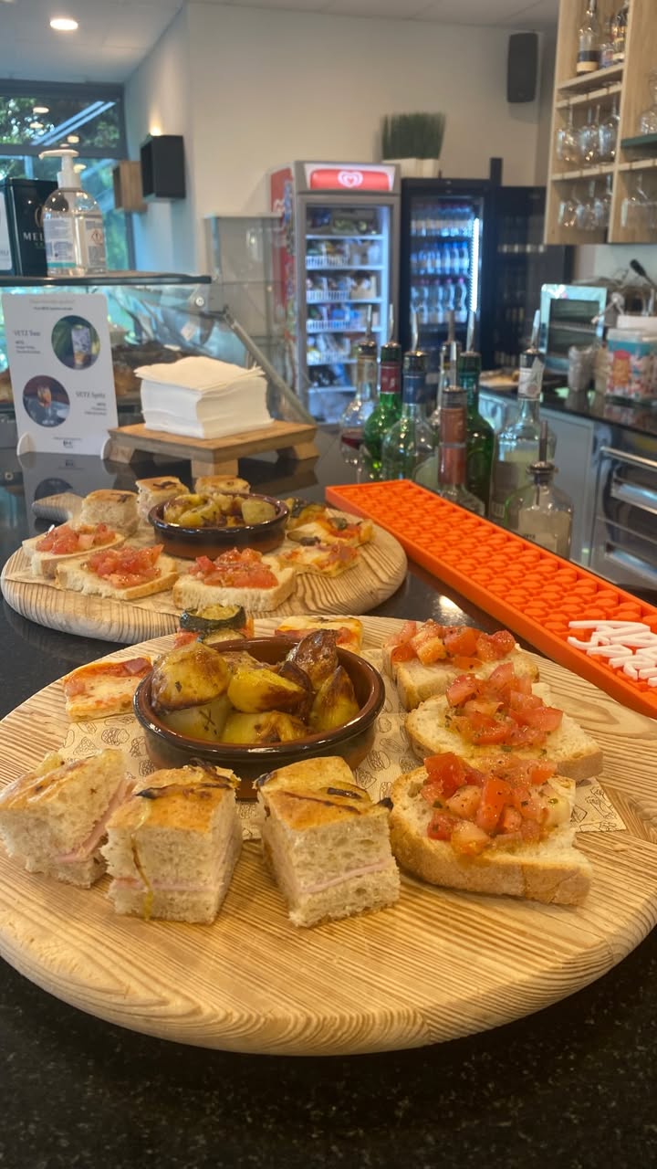 Tagliere di salumi e formaggi per l'aperitivo