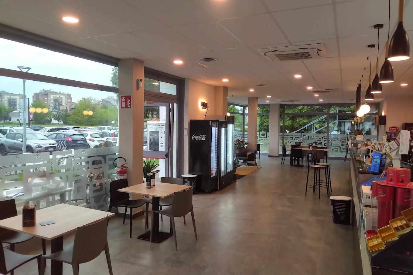 La sala luminosa di Bar Code Caffè & Delizie a Reggio Emilia